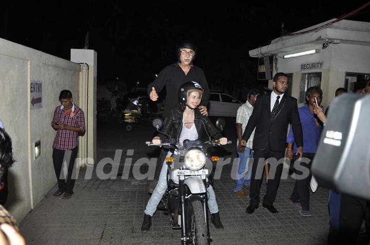 Screening of 'Waiting': Kalki - Naseeruddin arrives on Bike!