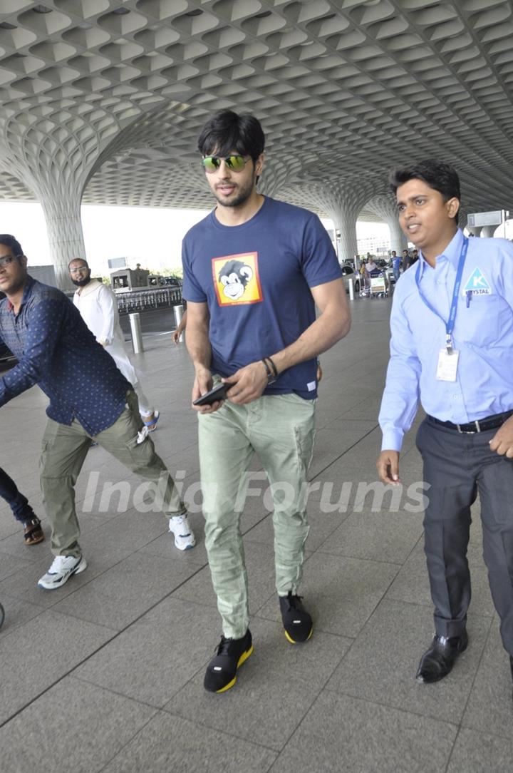 Sidharth Malhotra Snapped at Airport