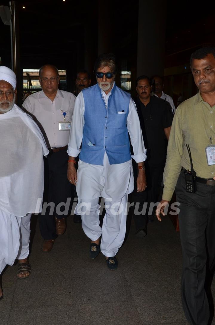 Amitabh Bachchan Snapped at Airport