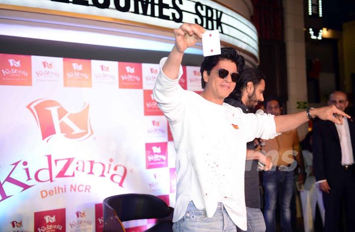 Shah Rukh Khan has a blast with Children at 'KIDZANIA' Mumbai