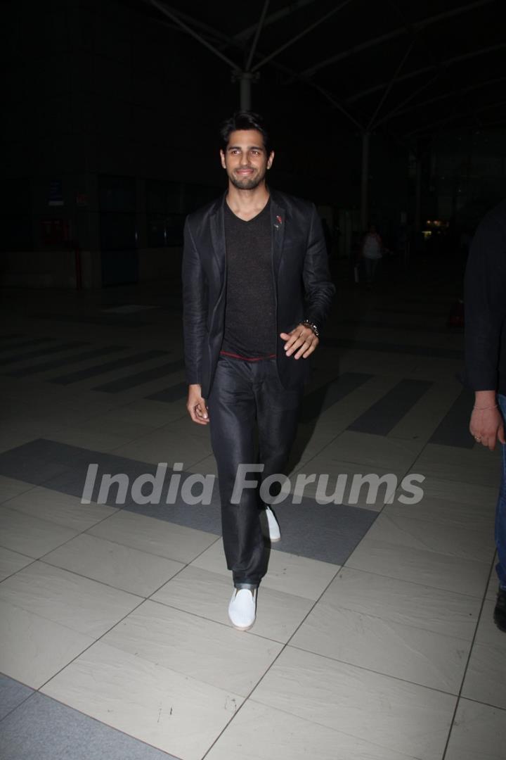 Sidharth Malhotra Snapped at Airport