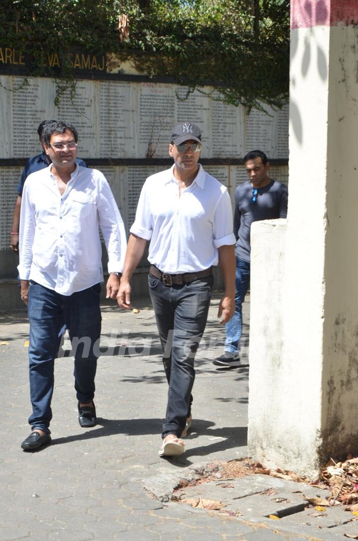 Akshay Kumar at Vikas Mohan's Funeral