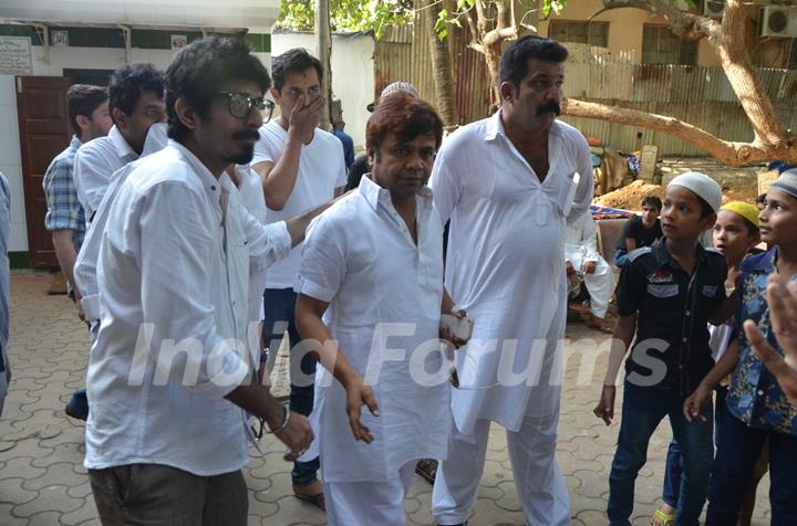 Rajpal Yadav at Actor Raza Khan' s Funeral