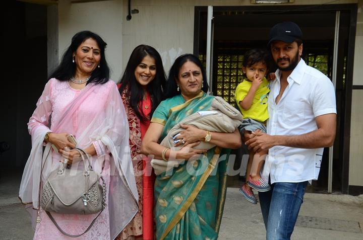 All smiles: Genelia D'souza gets discharged, snapped with Riteish, Riaan & family members!