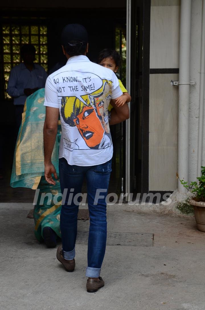 Now I See You!: Riaan Deshmukh leaves with Daddy Riteish as Genelia D'souza gets discharged!