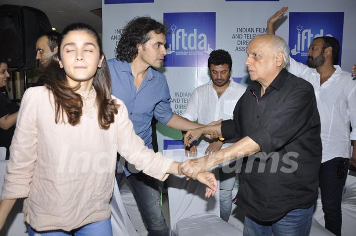 Alia Bhat, Mahesh Bhatt, Imtiaz Ali & Vikas Bahl at Press Meet of IFTDA for Udta Punjab Controversy!