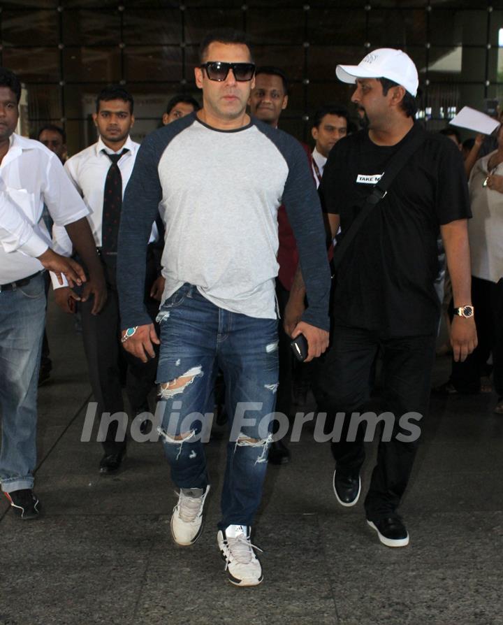 Airport Diaries: Everyone's favourite Salman Khan!