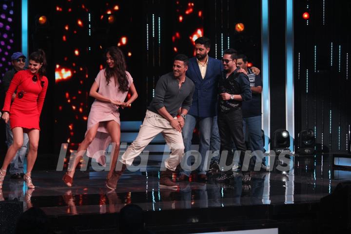 Housefull 3 Cast Dance on the beats of 'Taang Uthake' on Sa Re Ga Ma Pa for Promotions!