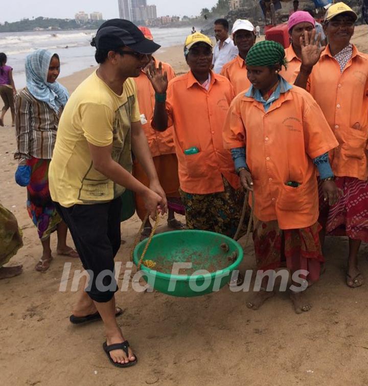 Deepak Dobriyal helps cleaning beaches!