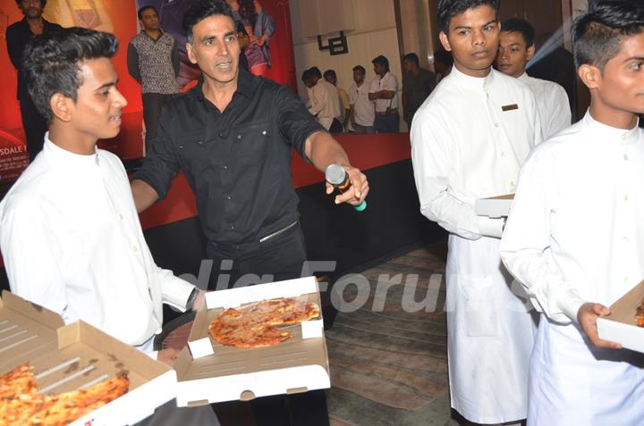 Akshay Kumar asks to serve Pizzas to Media people at Housefull 3 Success Meet!