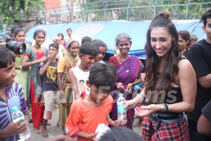 Lauren Gottlieb interacts & distributes food to Street Kids!