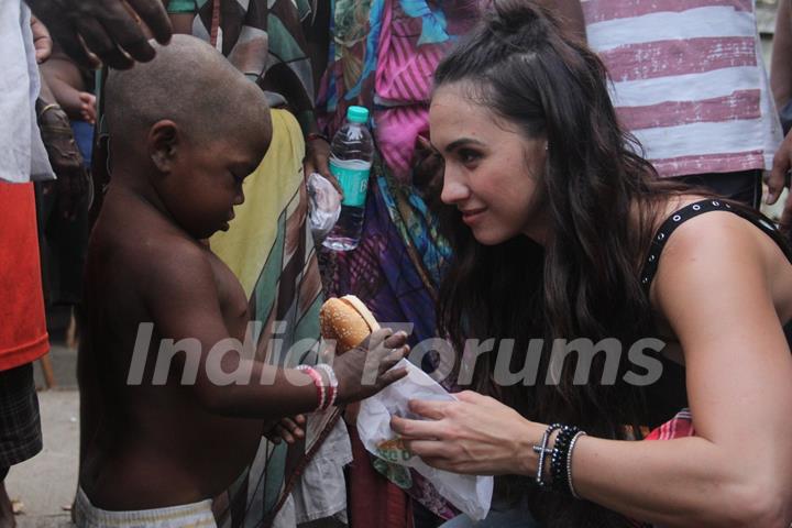 Lauren Gottlieb interacts & distributes food to Street Kids!