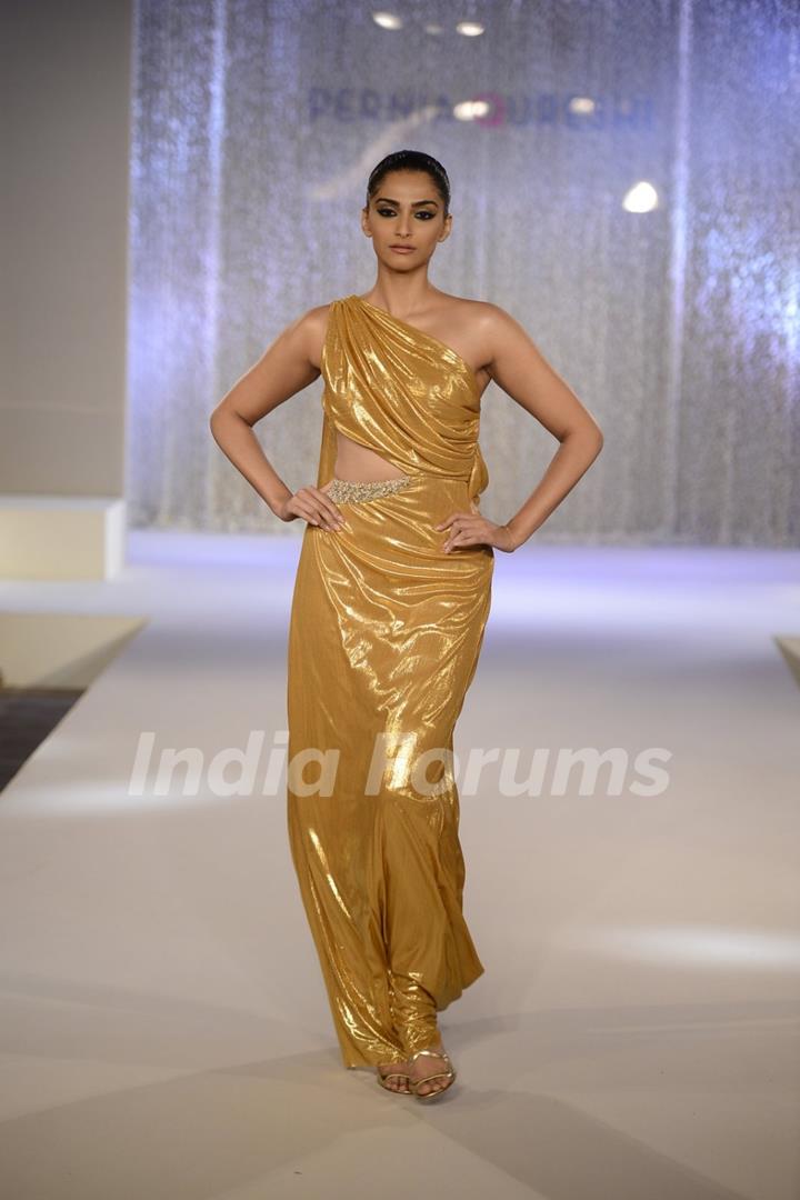 Sonam Kapoor Sizzles in gold at The Pernia Qureshi Show!