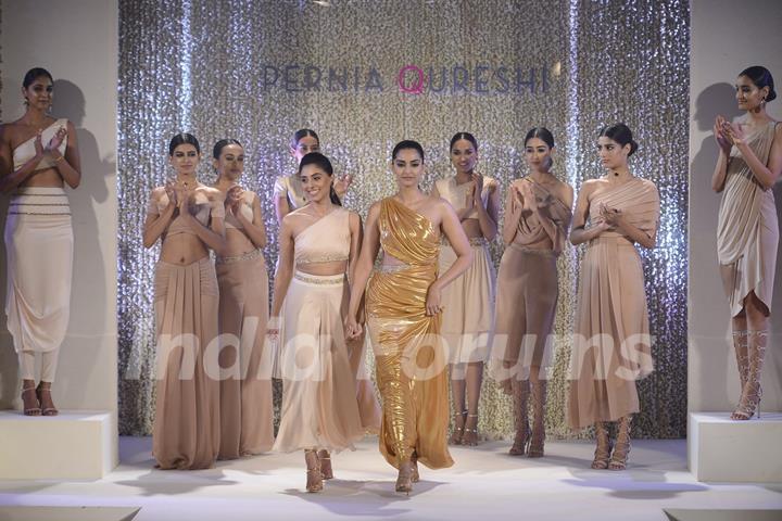 Sonam Kapoor Sizzles in gold at The Pernia Qureshi Show!