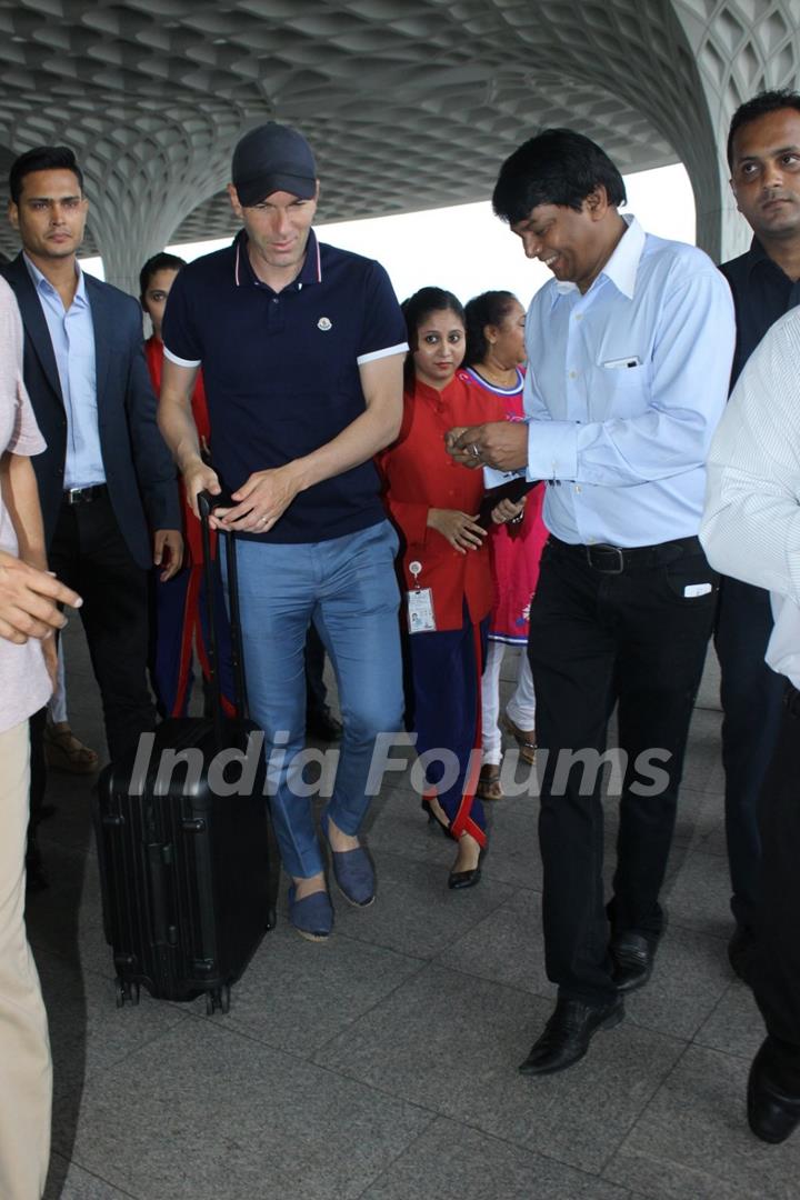 Zidane Snapped at Airport!