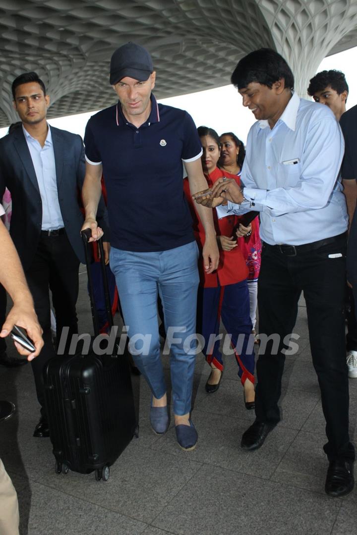 Zidane Snapped at Airport!