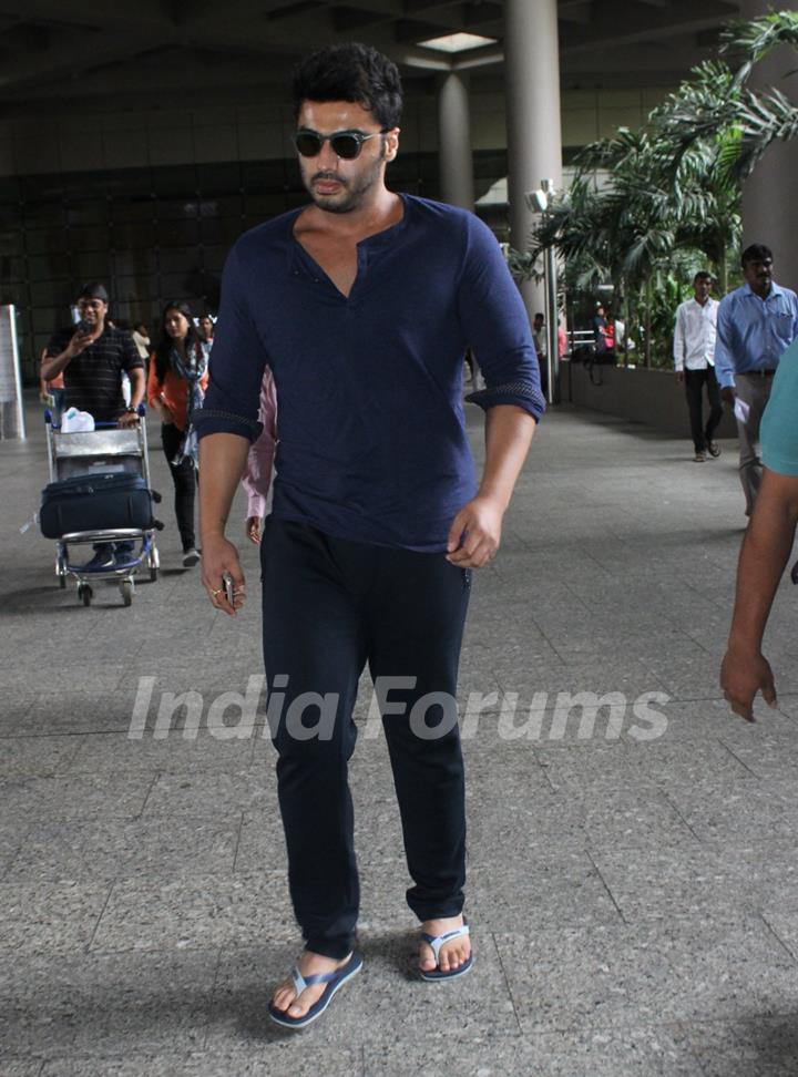 Arjun Kapoor Snapped at Airport!