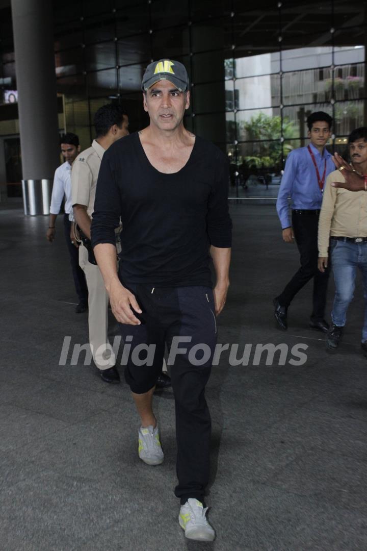 Akshay Kumar Snapped at Airport