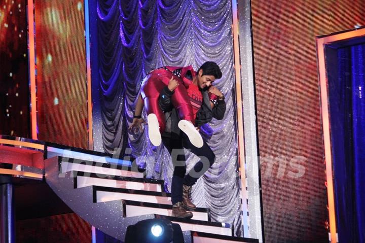 'SAIRAT' actor Akash Thosar lifts Rithvik Dhanjani on the Sets of 'So You Think You Can Dance'