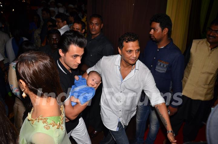 Aayush Sharma with Baby Ahil at Baba Siddique's Iftaar Party 2016