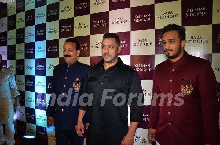 Salman Khan at Baba Siddique's Iftaar Party 2016