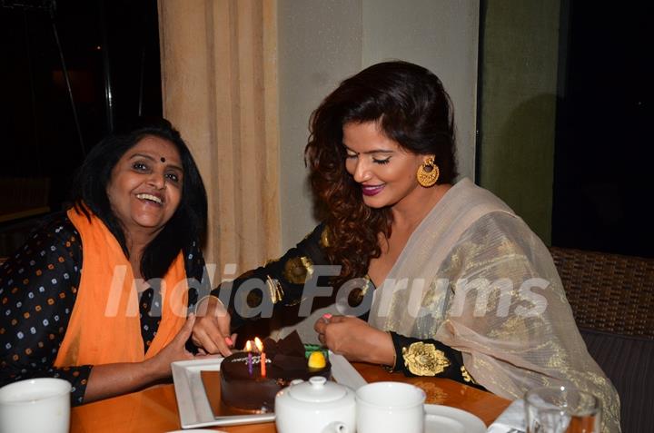 Neetu Chandra Celebrates her Birthday with Family