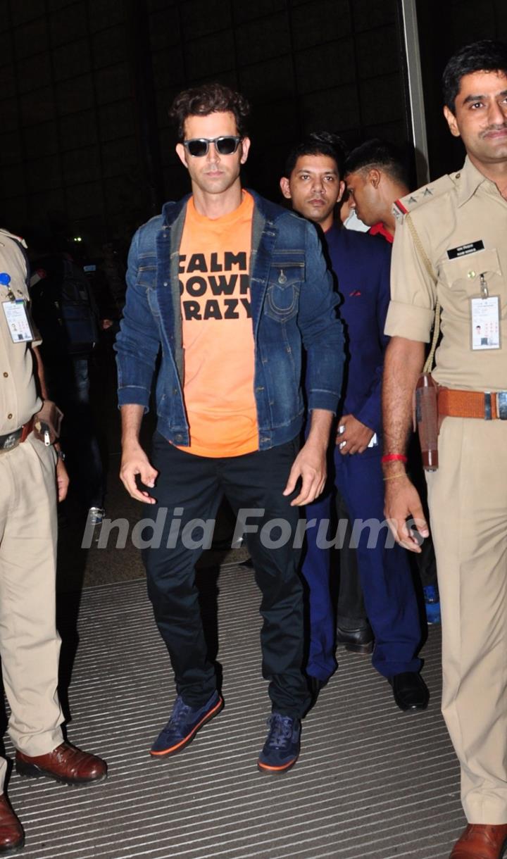 Hrithik Roshan Snapped at Airport
