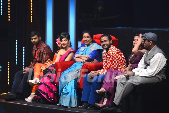 Asha Bhosle on the sets of 'Sa Re Ga Ma Pa 2016'