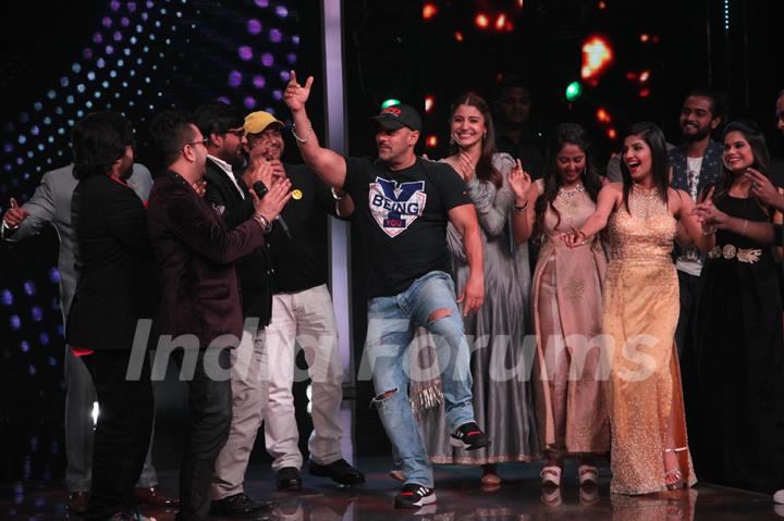 Salman Khan and Anushka Sharma Promote Sultan on 'Sa Re Ga Ma Pa'