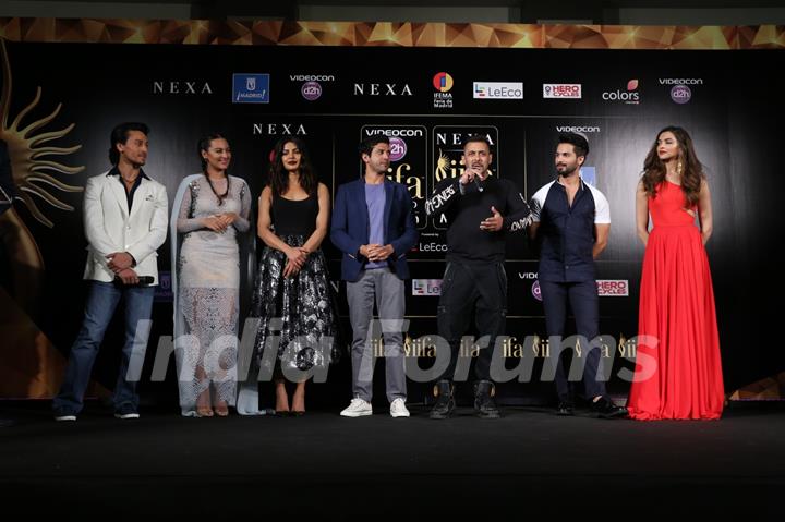 Tiger Shroff, Sonakshi Sinha, Farhan Akhtar, Priyanka Chopra, Salman Khan, Shahid Kapoor & Deepika