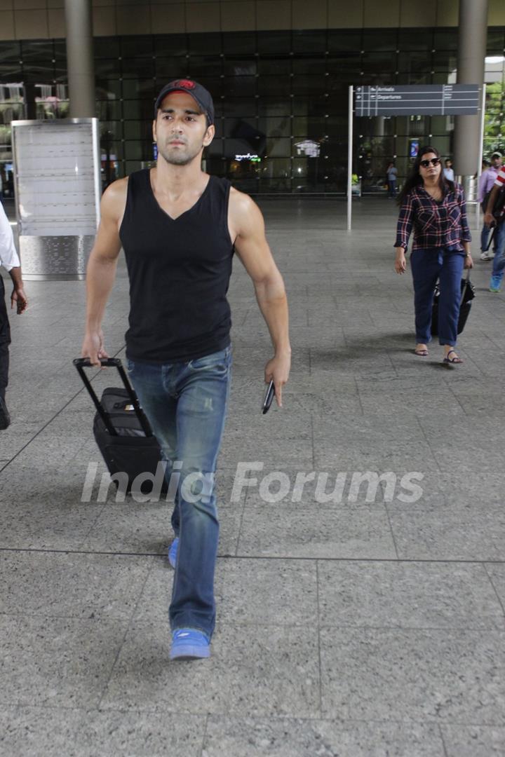 Pulkit Samrat miffed by Photographers at Airport