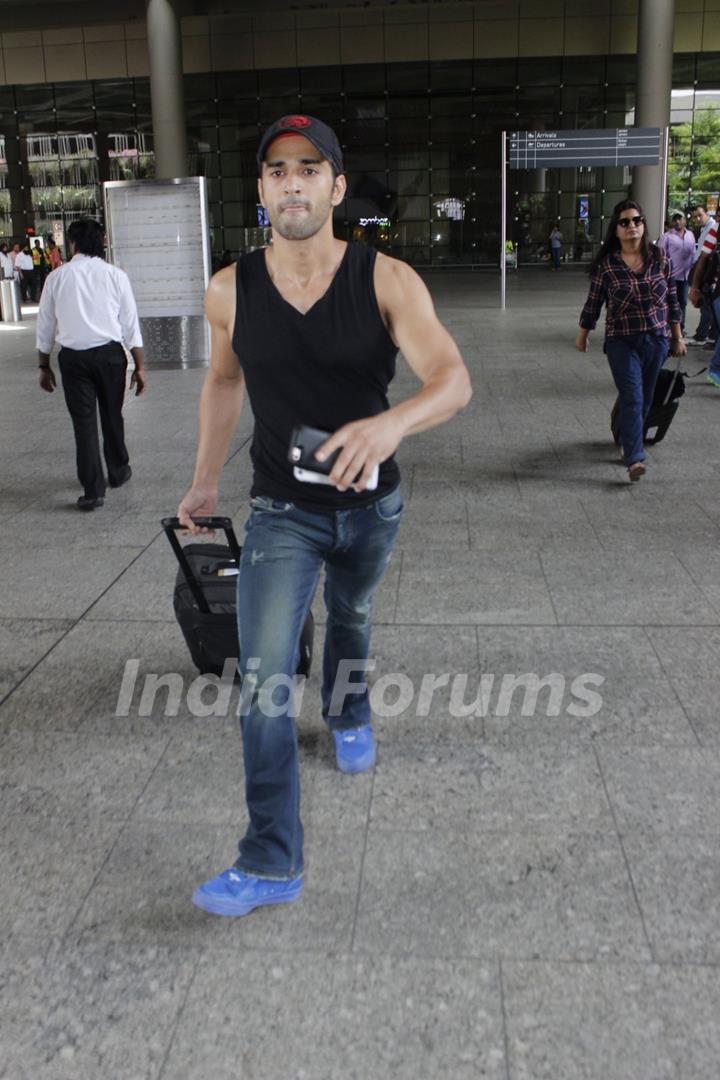 Pulkit Samrat miffed by Photographers at Airport