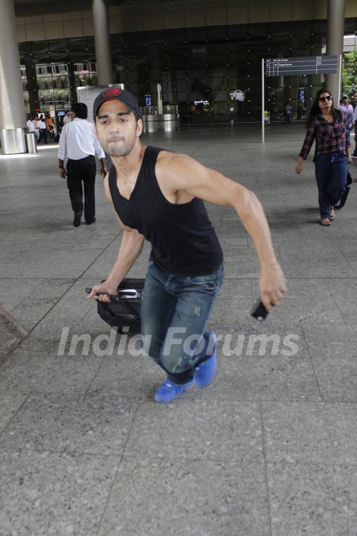 Pulkit Samrat gets angry on photographers at Airport