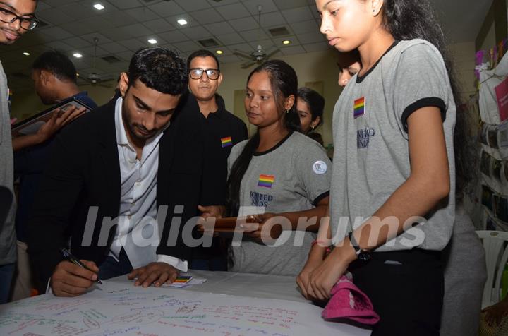 Prateik Babbar Visits SNDT University