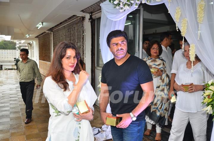 Neelam Kothari and Sameer Soni at Prayer meeting of Raveena Tandon's father-in-law Kundan Thadani