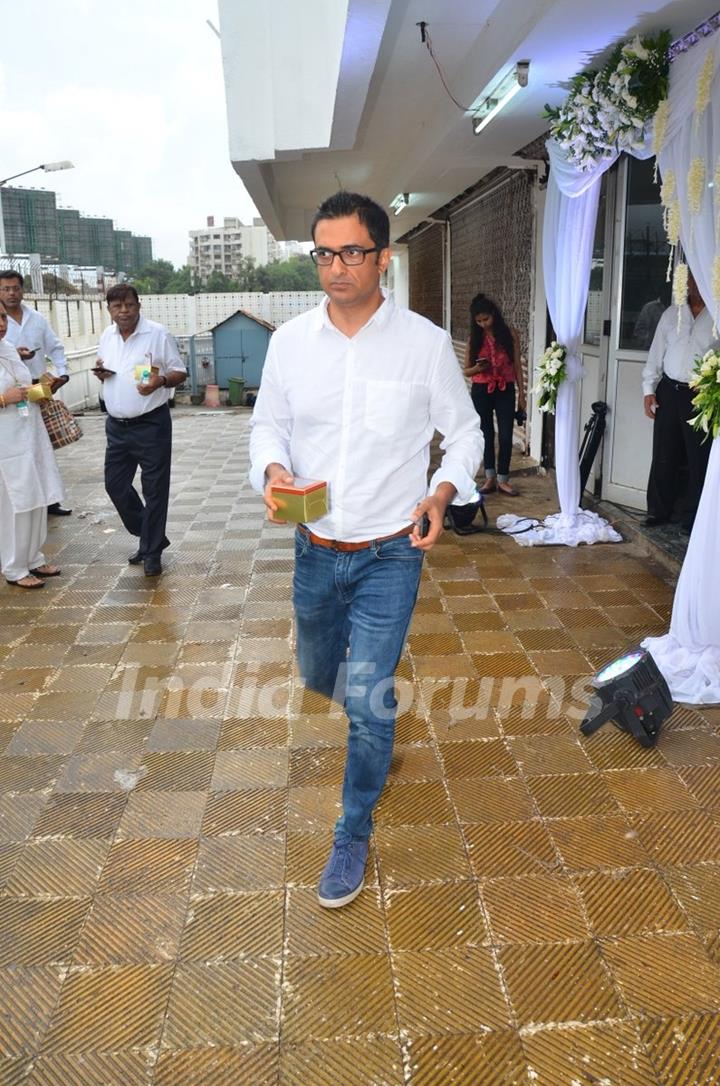 Sanjay Suri at Prayer meeting of Raveena Tandon's father-in-law Kundan Thadani