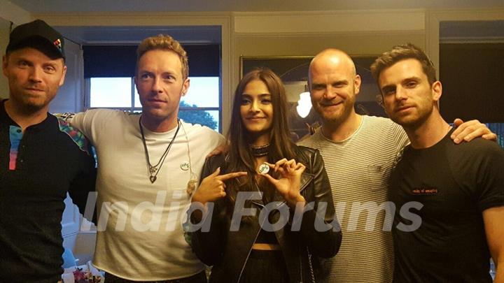 Sonam Kapoor with Chris Martin, Guy Berryman, Jonny Buckland, Will Champion