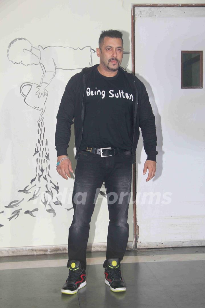 Salman Khan Attends Daisy Shah's Debut Play 'Begum Jaan'