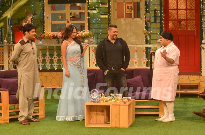 Salman khan with Kapil Sharma and his team Promotes  'SULTAN' on 'The Kapil Sharma Show'