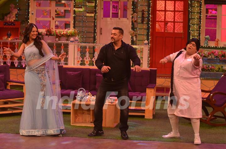 Salman khan with Rochelle Maria Rao and Kiku Sharda Promotes  'SULTAN' on 'The Kapil Sharma Show'