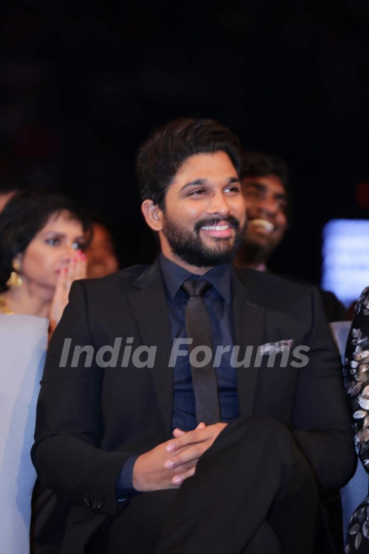 Allu Arjun at SIIMA Awards 2016