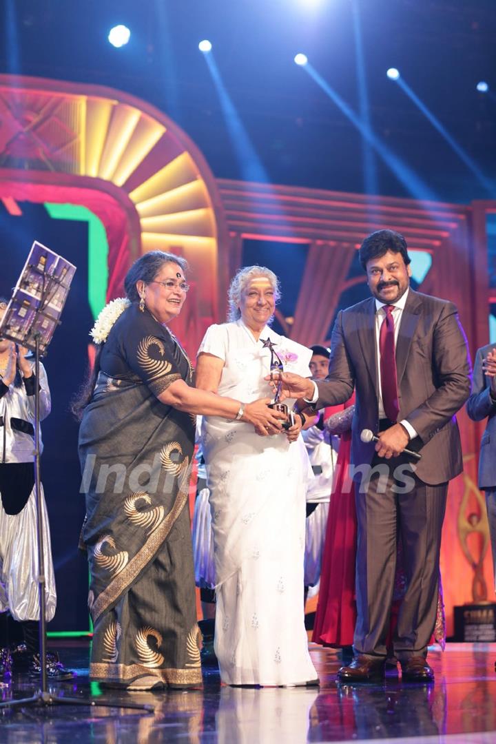 Usha Uthup and Chiranjeevi at SIIMA Awards 2016