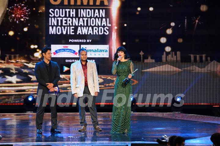 Chiyaan Vikram and Shruti Haasan at SIIMA Awards 2016