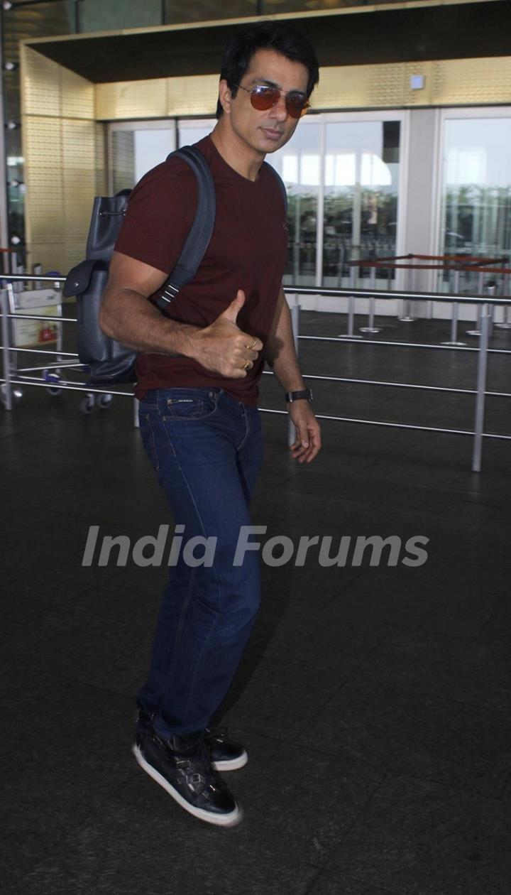 Sonu Sood posing on airport