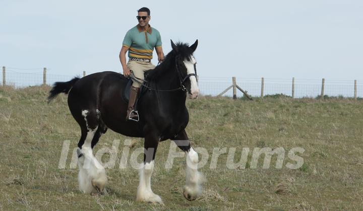 Still from tere sang Yaara from Rustom