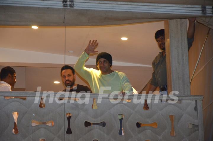 Salman khan celebrates EID 2016 with his body guard Shera at Galaxy Appartment