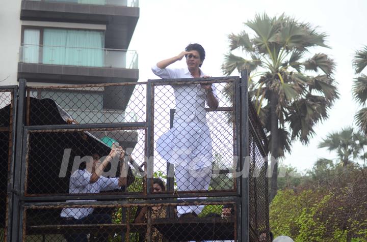 King Khan saluting on EID 2016 meet!