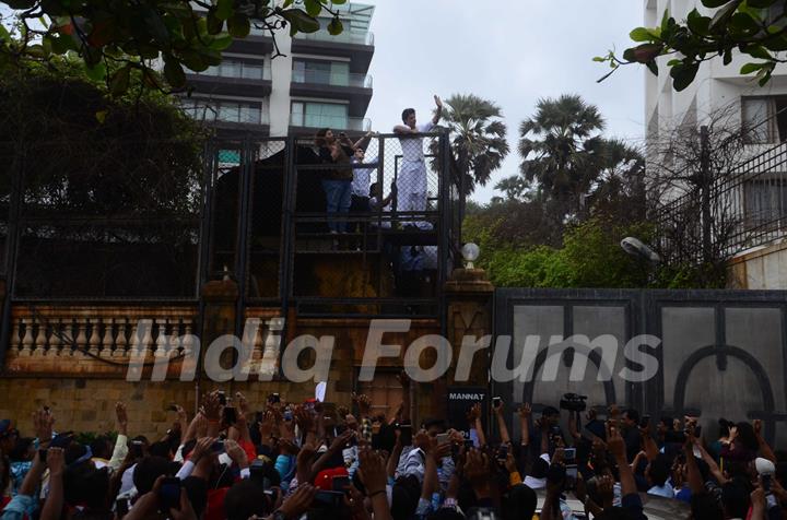 Shah Rukh Khan waiving to fans from Mannat on EID 2016 meet!