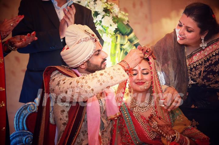 Divyanka Tripathi and Vivek Dahiya come together in holy matrimony