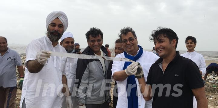 Subhash Ghai Helps clean Versova Beach